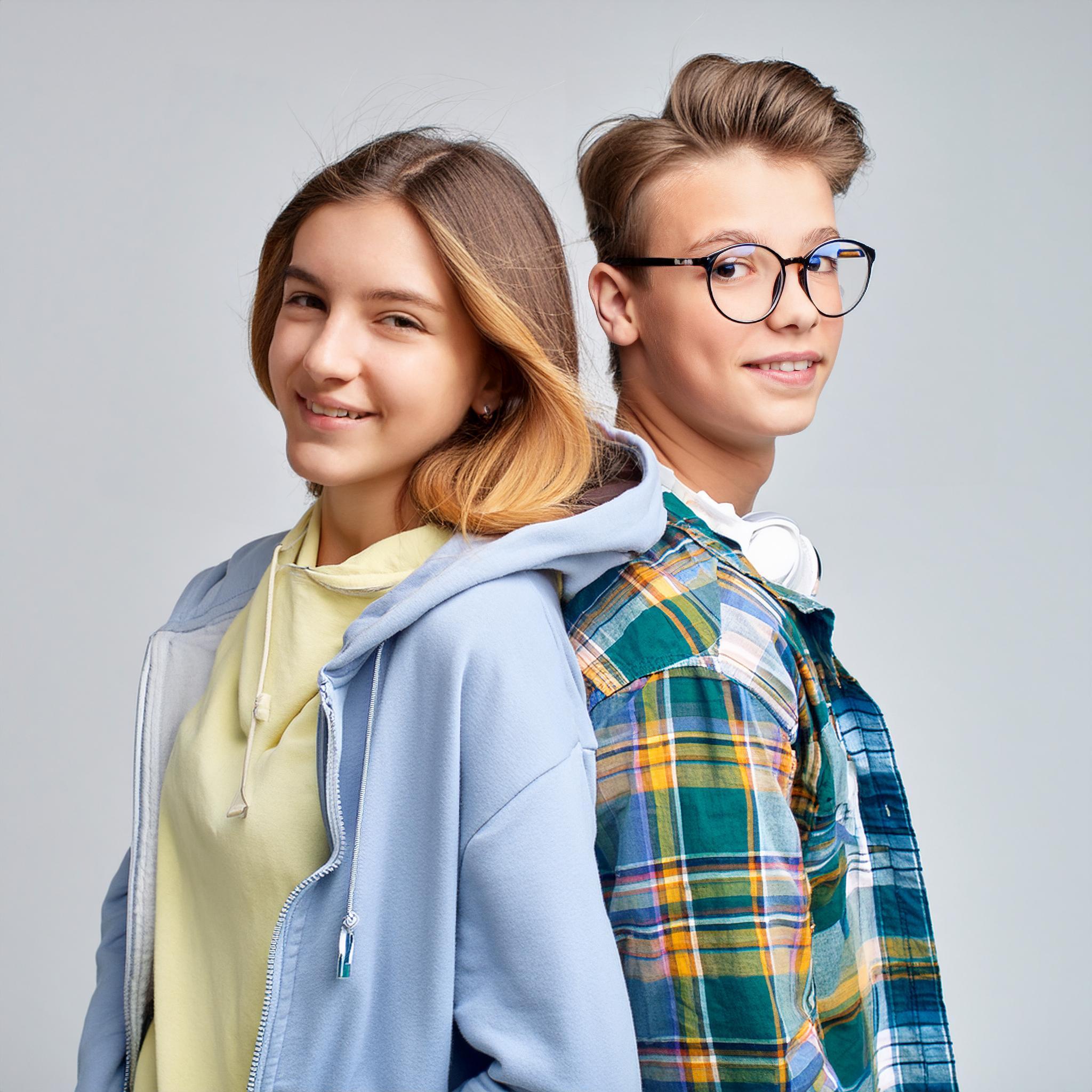 fröhliche Teenagerfreunde - KI generiert