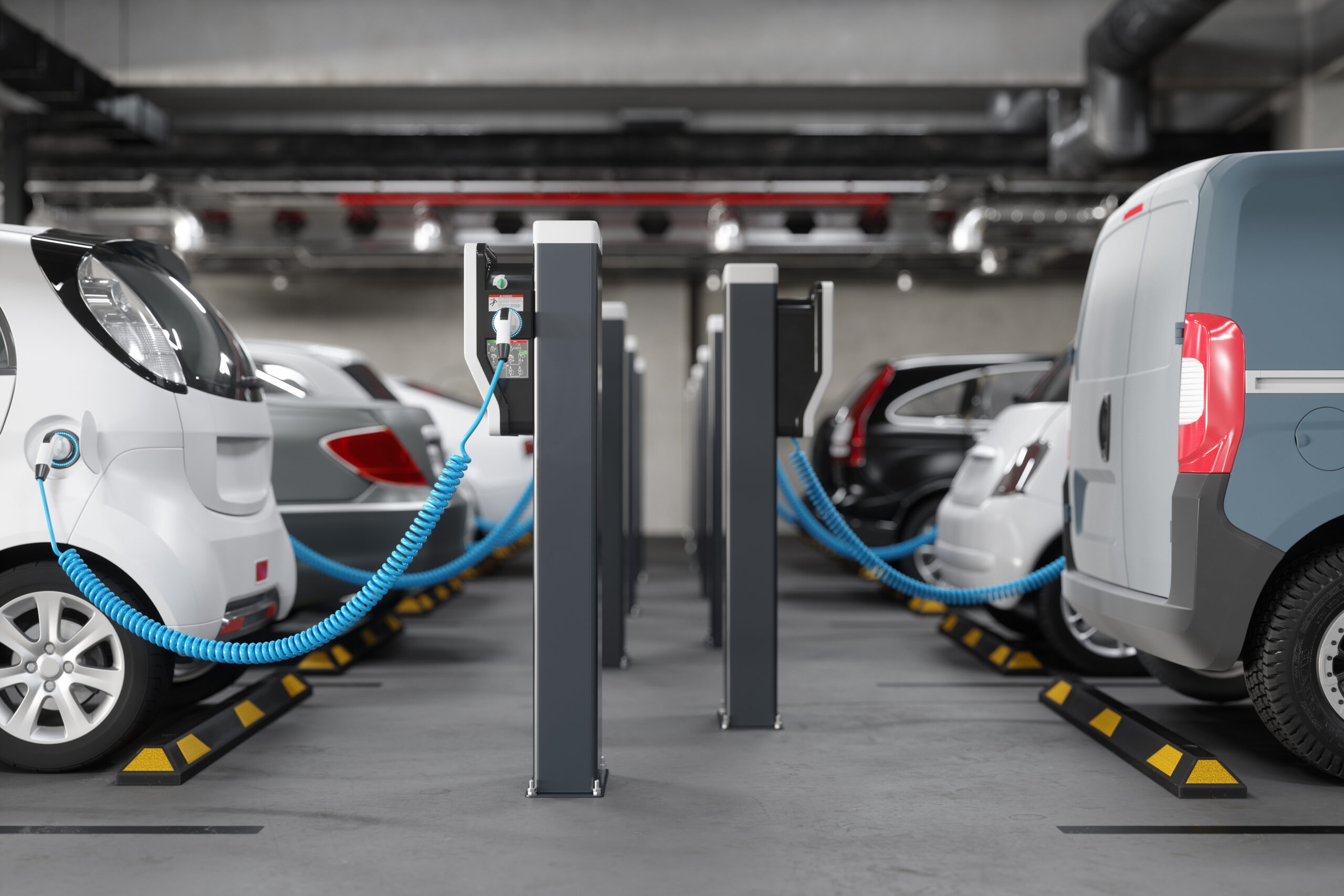 Laden von Elektroautos in einem Parkhaus